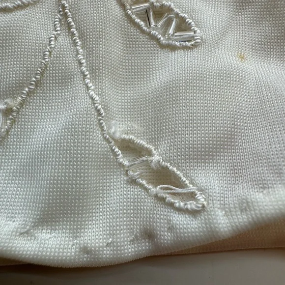Beautiful vintage white gloves with embroidery and beading. Size 7 1/2 - Picture 9 of 9